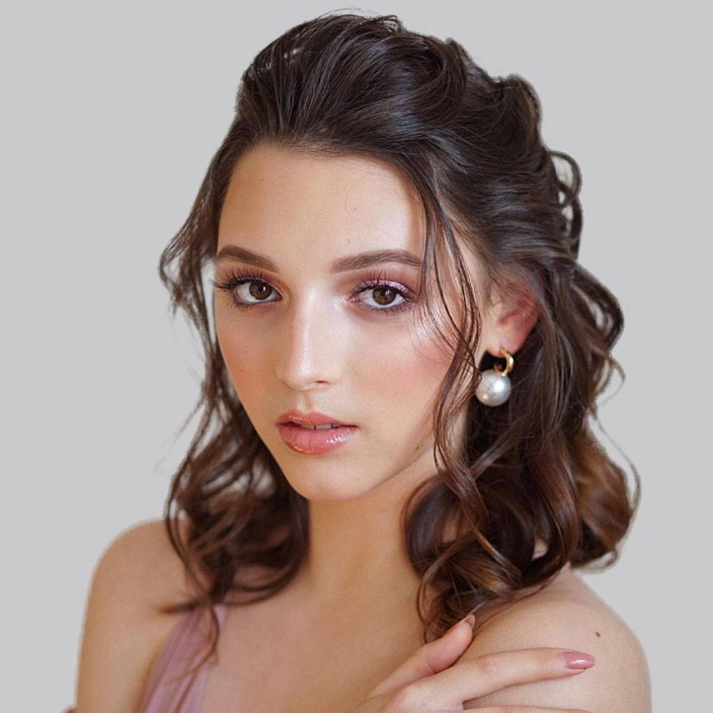 Simple trending short hairstyles for wedding guest