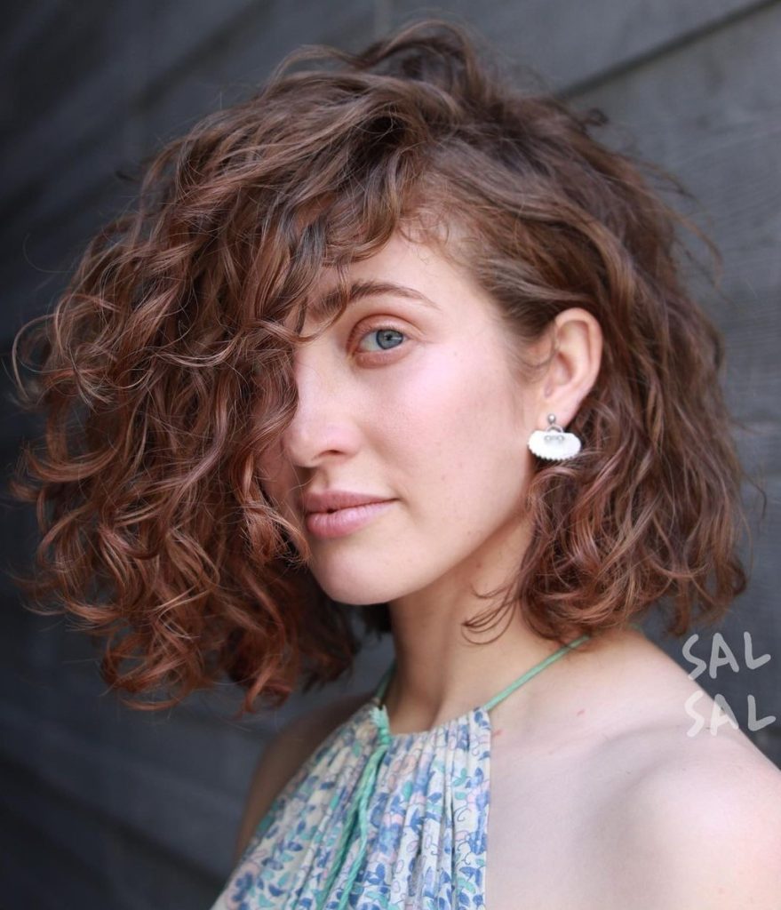 Remarkable casual short hairstyles for curly hair women