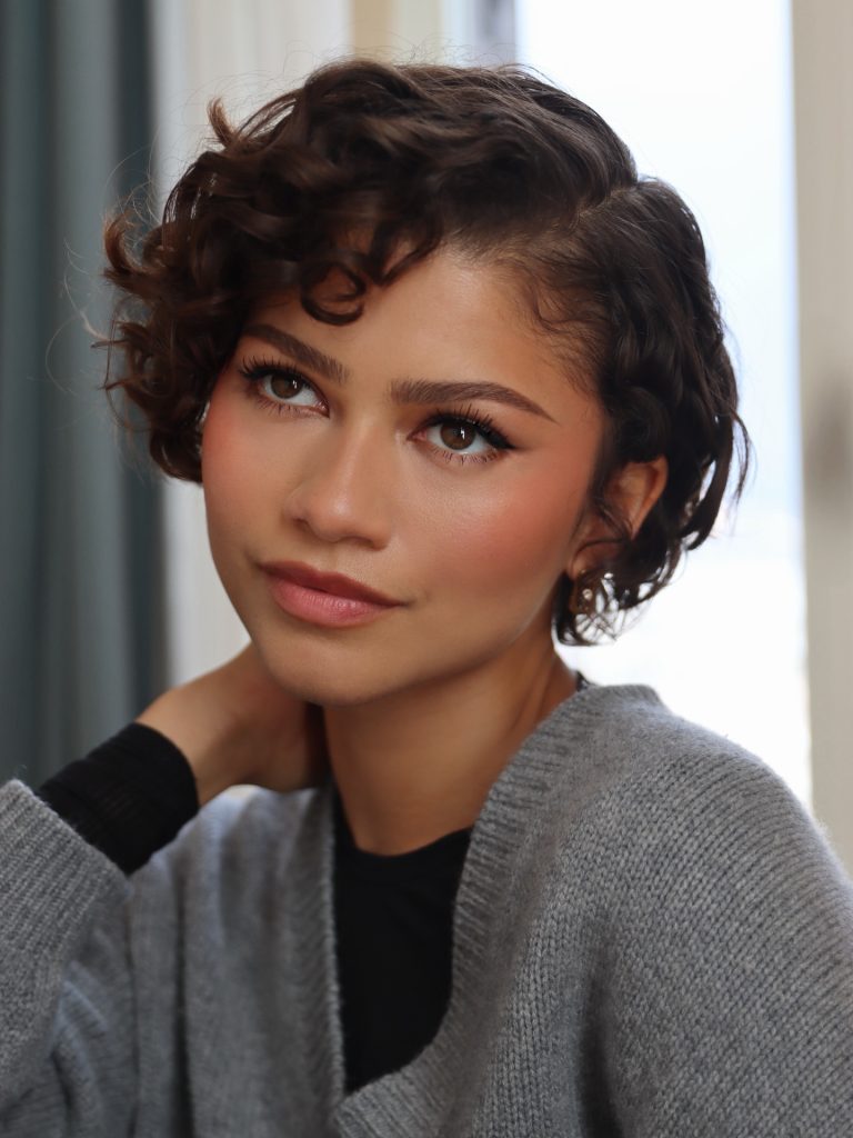 Top popular short hairstyles for curly hair women