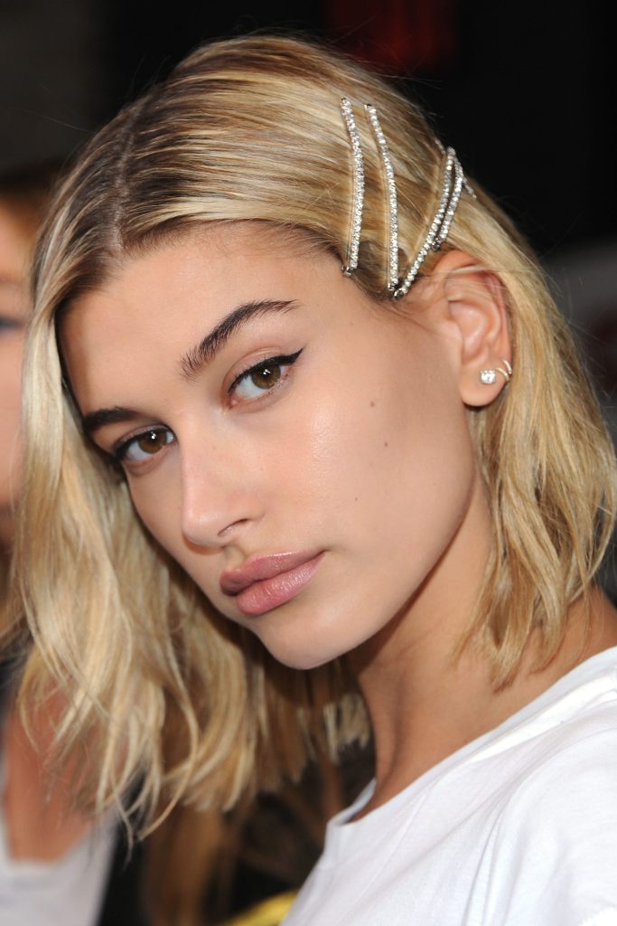 Inviting short hairstyles for wedding guest attire