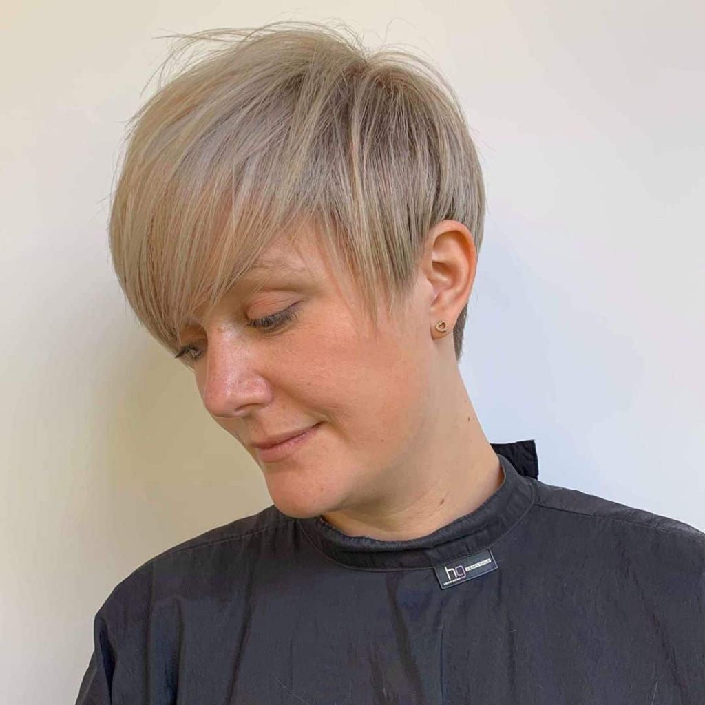 Beautiful short hairstyles for round face women for everyday